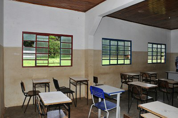 Cada sala de aula só possui a iluminação de uma lâmpada