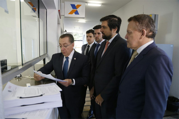 A empresa protocolou na Agência Nacional de Transportes Terrestres (ANTT) pedido de revisão de contrato e paralisou as obras no dia 12 de abril justificando uma redução de 35% na arrecadação prevista inicialmente, e majoração de juros
