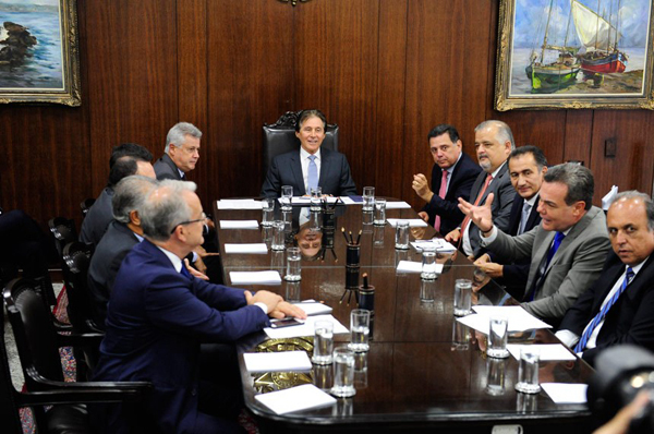 Governadores discutiram com o presidente do Senado, Eunício de Oliveira, medidas para aliviar a crise financeira dos estados, em encontro realizado no mês de fevereiro