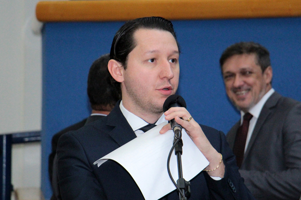 Vereador de primeiro mandado, Junior Longo (PSDB) tem mostrado que coloca seu gabinete a serviço da população