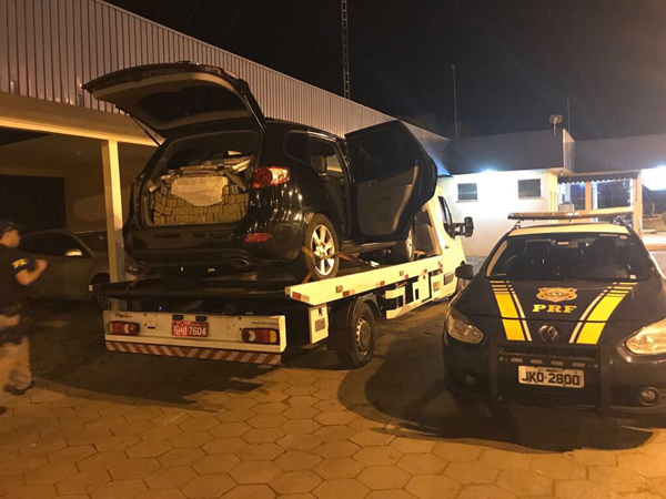 Carro estava estacionado no pátio de um posto de gasolina