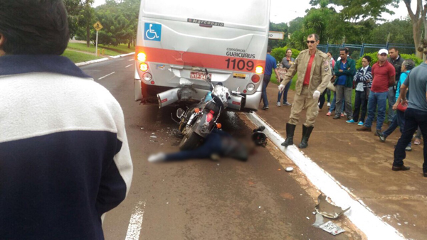 Vitima bateu motocicleta na traseira de ônibus