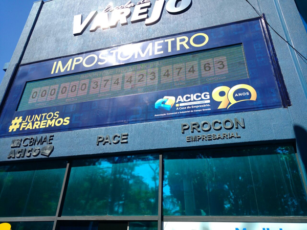 O Impostômetro é um painel eletrônico instalado na fachada sede da ACICG, em frente à Praça Ary Coelho, que mostra a arrecadação da Capital, do Estado e País em tempo real