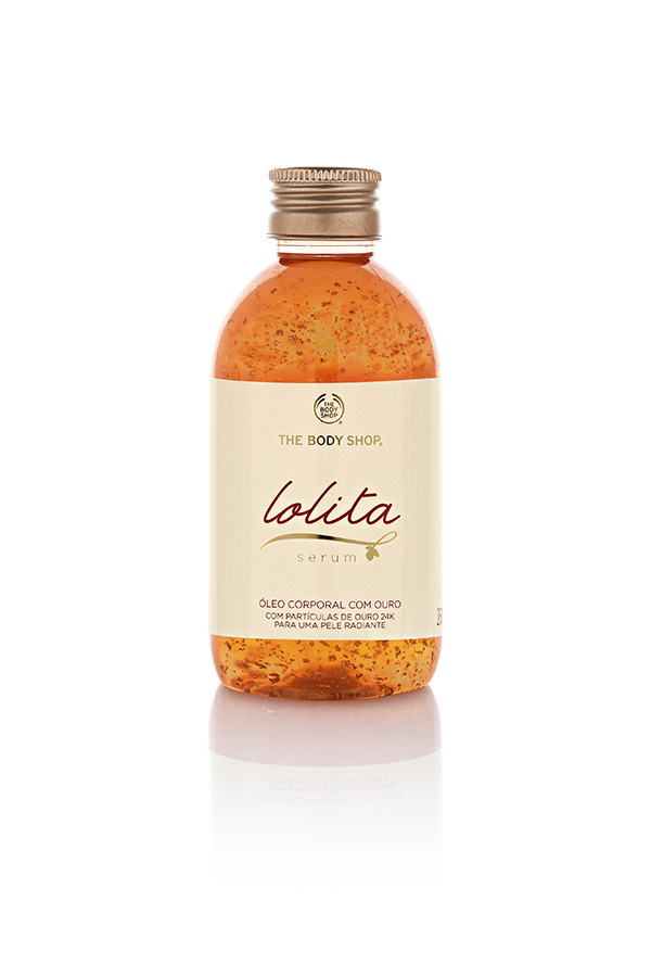 O óleo corrporal com ouro Lolita deixa a pele macia, radiante e delicadamente perfumada com fragrância floral, frutal doce