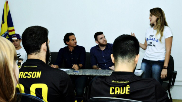 A assinatura do Termo de Responsabilidade de uso e Conservação de quadras esportivas da Rede Municipal de Ensino – Reme, foi assinado nesta terça-feira (23) pelos acadêmicos e o prefeito Marquinhos Trad