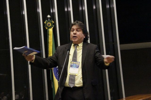 Pedro caravina em discurso na Câmara dos Deputados