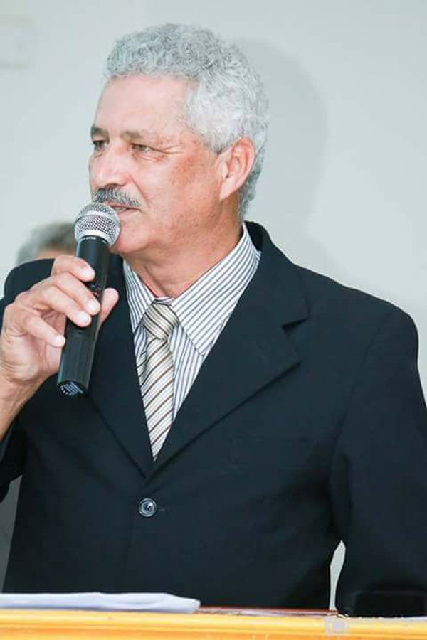 Mário Valério discursa em evento da administração municipal de Caarapó; prefeito está em Brasília