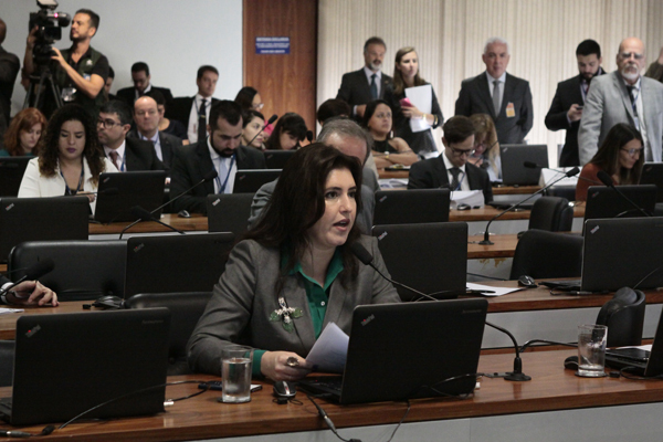 A senadora Simone explica que atualmente o imposto não repercute nos preços de venda ao consumidor final porque a tributação atual estabeleceu alíquota zero de IPI para remédios vendidos com ou sem receita médica