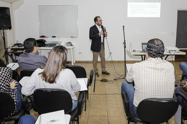 O palestrante abordou as condutas que devem ser adotadas em vida para garantir a segurança na sucessão e falou sobre as vantagens tributárias da holding familiar no agronegócio