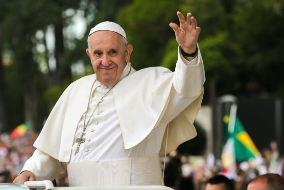 Papa Francisco chega ao Santuário de Fátima, em Portugal, para celebrar o centenário das aparições da Virgem Maria no local
