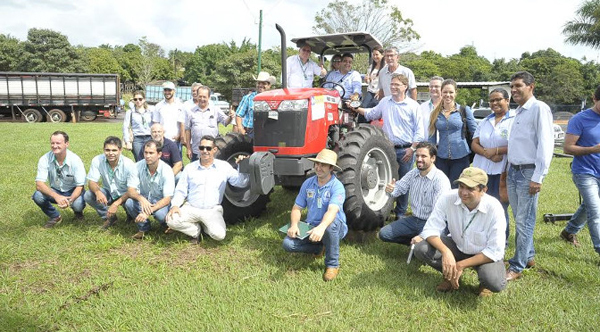 A céu aberto, as autoridades fizeram a assinatura em cima do trator com a presença de agricultores do distrito de Camapuã, Pontinha do Cocho, região rural que irá se beneficiar com a entrega da patrulha mecanizada