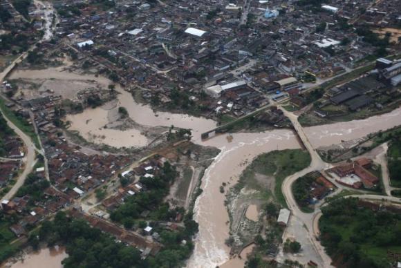 Pernambuco registra 23 cidades afetadas pelas chuvas. O governador Paulo Câmara sobrevoou hoje as regiões atingidas