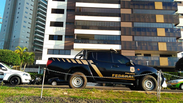 Viatura da PF na residência do filho do ex-governador de MS, André Puccinelli, durante 4ª fase da operação Lama Asfáltica, Máquinas de Lama, em Campo Grande