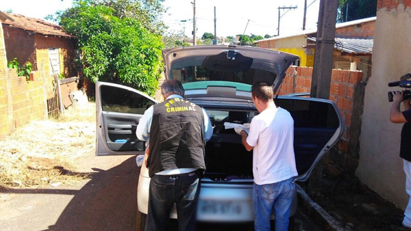 Polícia realizou perícia no carro da vítima