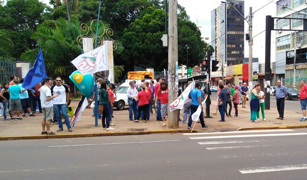A manifestação foi organizada pelo Frente Brasil Popular, que reúne vários movimentos sociais, culturais e o comitê estadual contra as reformas