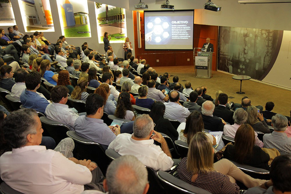 Em uma linguagem simples, Pérsia Machado esclareceu aos empresários presentes as regras de compliance, além de apresentar a implantação do programa na Fibria