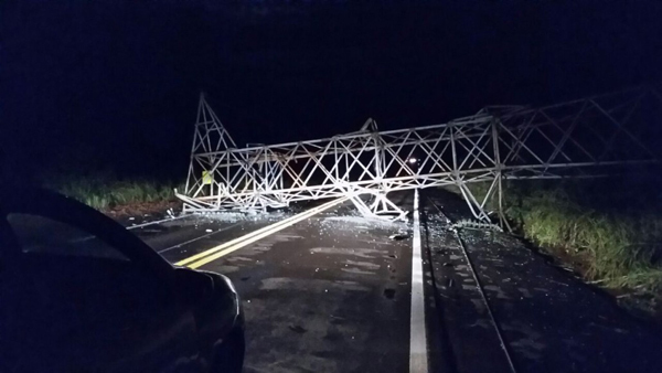 Torre de transmissão da Eletrosul caiu com a tempestade e bloqueou o transito na BR-262, entre Água Clara e Três Lagoas