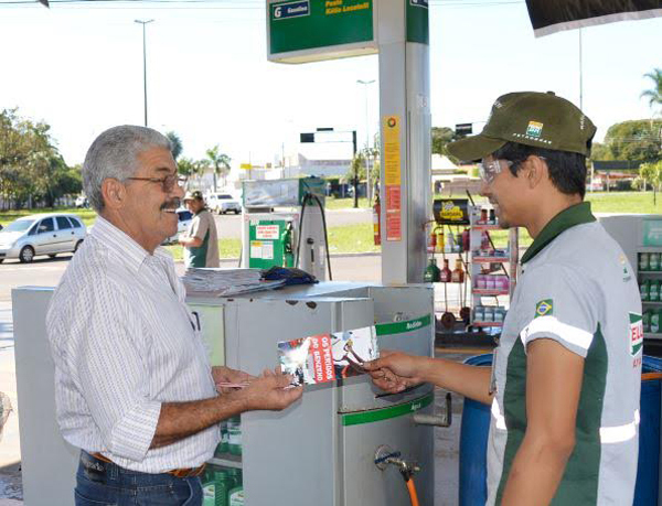 José Hélio, Presidente do Sinpospetro, entrega panfleto