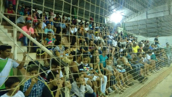 População em peso prestigiando o tradicional campeonato de futsal em Bodoquena