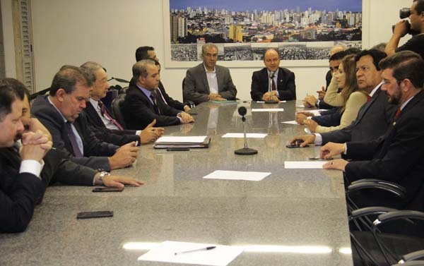 Na reunião, o governador apresentou relação dos 1.199 termos de acordo firmados pelas administrações estaduais com diversas empresas e detalhou que os benefícios concedidos à JBS são os mesmos de outros 31 frigoríficos no Estado
