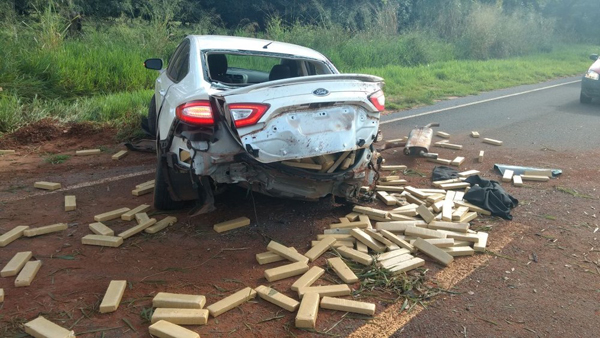 Polícia Militar bloqueou a rodovia. Motorista tentou desviar, saiu da pista e capotou