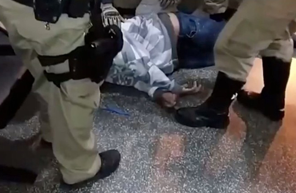 Homem recebeu os primeiros socorros dos policiais e de bombeiros e foi levado para atendimento médico no hospital de Jaraguari devido aos sinais de intoxicação por ingestão do entorpecente