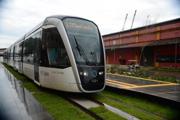 Rio de Janeiro - Viagem inaugural do Veículo Leve sobre Trilhos (VLT) Carioca, no centro da cidade (Fernando Frazão/Agência Brasil)