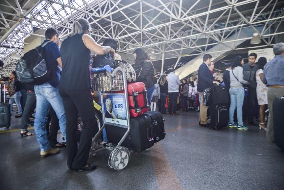 Brasília - Passageiros enfrentam filas para a inspeção de bagagens nos aeroportos do país. Começam a valer as novas determinações da Agência Nacional de Aviação Civil para garantir maior