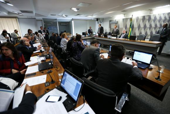 Brasília - Sessão da Comissão de Constituição e Justiça do Senado para discutir e votar o relatório do senador Lindbergh Farias que trata da realização de eleições diretas sempre