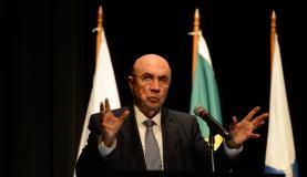 Rio de Janeiro - Ministro da Fazenda, Henrique Mereilles, na posse dos novos presidentes do BNDES, Paulo Rebello de Castro, e do IBGE, Roberto Olinto, no Teatro Arino Ramos Ferreira (Fernando Frazão/Agência Brasil)