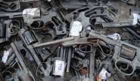 Rio de Janeiro - A Polícia Federal, em parceria com o Exército, destrói cerca de 4 mil armas recolhidas nos últimos dois anos (Tânia Rêgo/Agência Brasil)