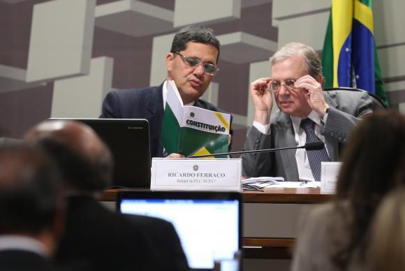 Brasília - Os senadores Ricardo Ferraço e Tasso Jereissati após a aprovação da proposta de reforma trabalhista na CAE do Senado (Fábio Rodrigues-Pozzebom/ agência Brasil)