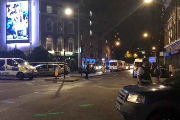 Polícia Metropolitana de Londres isola área próxima a London Bridge, onde uma Van atropelou vários pedestres