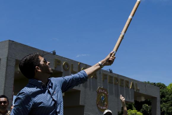 Brasília - Manifestantes soltam fogos de artifício em frente à superintendência da polícia federal após a prisão do senador Delcidio Amaral (Marcelo Camargo/Agência Brasil)