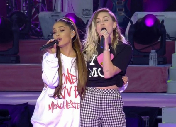 Ariana Grande e Miley Cyrus cantam no One Love Manchester