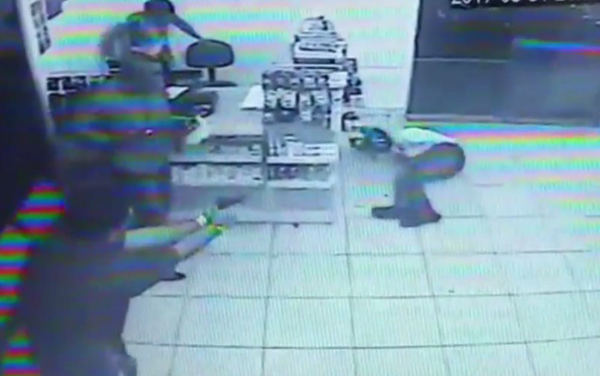 Segundo a PM, revólver do assaltante só caiu depois que ele foi atingido