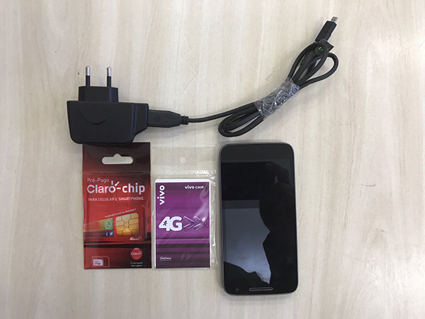 Foram encontrados com o agente, um smartphone desligado, um carregador, um fone de ouvido e dois chips para celular