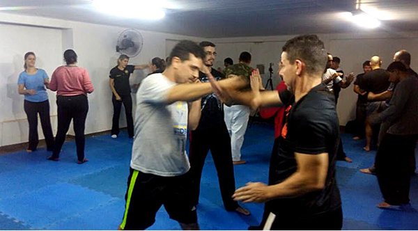 O treinamento combina técnicas de diferentes artes marciais