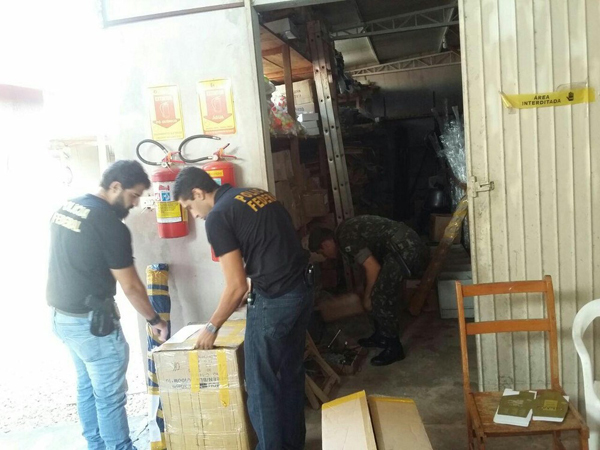 Policiais vistoriando uma das lojas que comercializa armas e munições