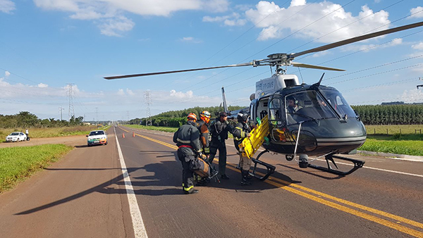 Helicóptero da PM desce em rodovia para socorrer as vítimas