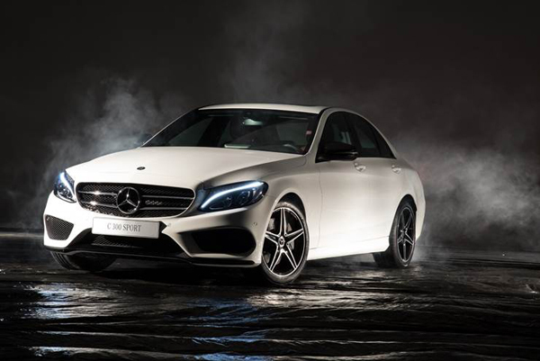 Novas rodas com fundo preto brilhante, acabamento AMG e pacote Night tornam o design ainda mais esportivo