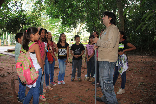 Luciano Ibanhes, trabalha há 10 anos como guarda-parque e faz um trabalho de educação ambiental com os visitantes