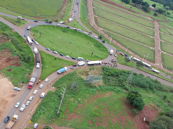 Tráfego de veículos é liberado de 10 em 10 minutos