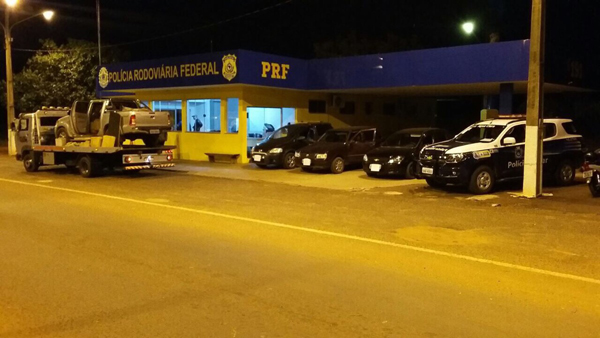 As 6 (seis) pessoas, os 4 (quatro) veículos e a droga foram encaminhados para a Delegacia de Polícia Federal de Três Lagoas/MS