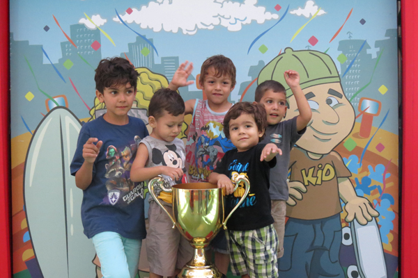 As crianças do projeto puderam brincar em um parque de diversão totalmente indoor, que possui uma série de brinquedos e equipamentos esportivos, dos iniciantes aos mais radicais