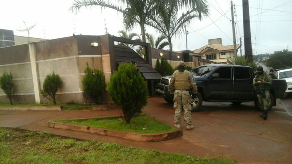 Força-tarefa da Polícia Paraguai na casa de um dos suspeitos de ser integrante da facção criminosa