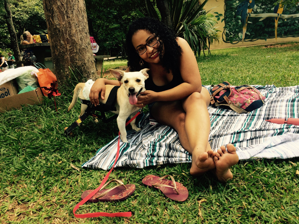 A administradora Ana Caroline Moraes e o cãozinho Marty McFly, que adora brincar com os hóspedes