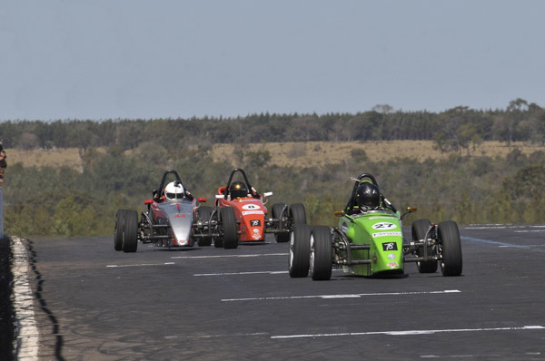 Na vitória de domingo, com 11 carros, ele largou na penúltima posição, determinada pela inversão do grid pela classificação da prova de sábado. Logo nas primeiras voltas, ele já estava em segundo
