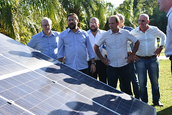 Após a explicação do presidente da Fiems, os empresários tiveram a oportunidade de conhecerem de perto a pequena usina fotovoltaica montada pela equipe técnica do Senai dentro da área do EcoSesi