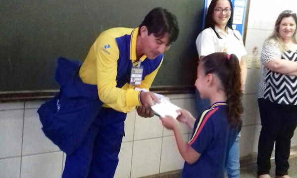 Na oportunidade da visita dos funcionários dos Correios à escola, os alunos receberam kits postais, contendo réplica de selos, cartões pintados por alunos, lupa e pinça confeccionado especialmente para crianças
